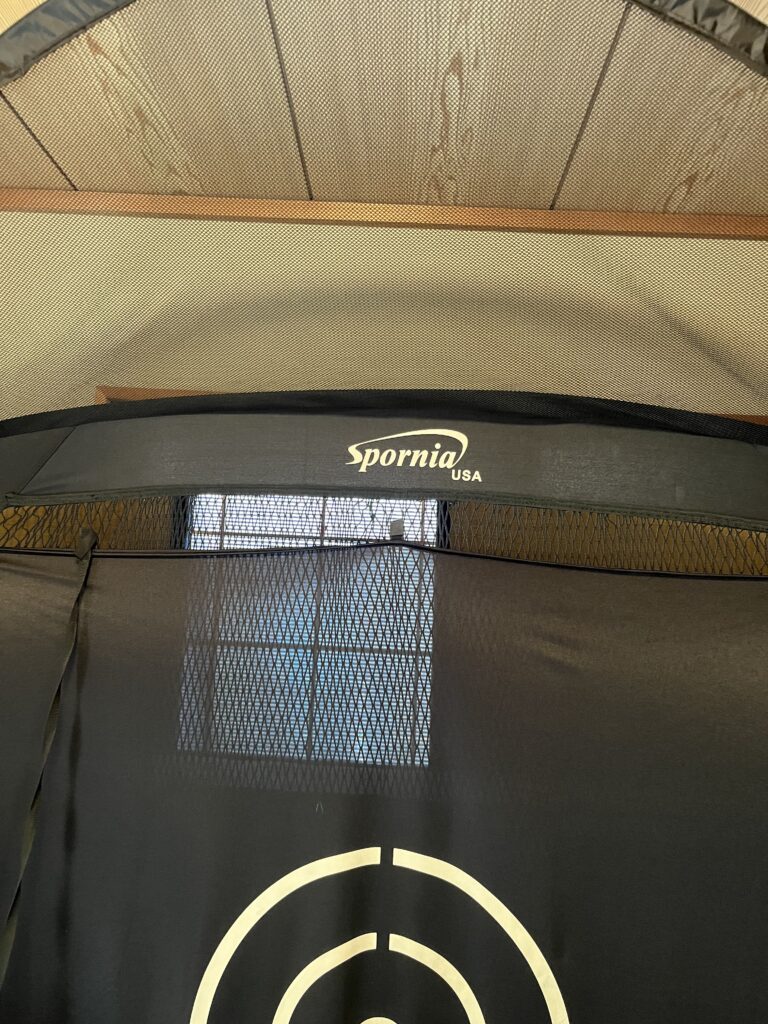 Sporniaのゴルフネット。ロゴの入った帯だけ網ではなく布が張られている