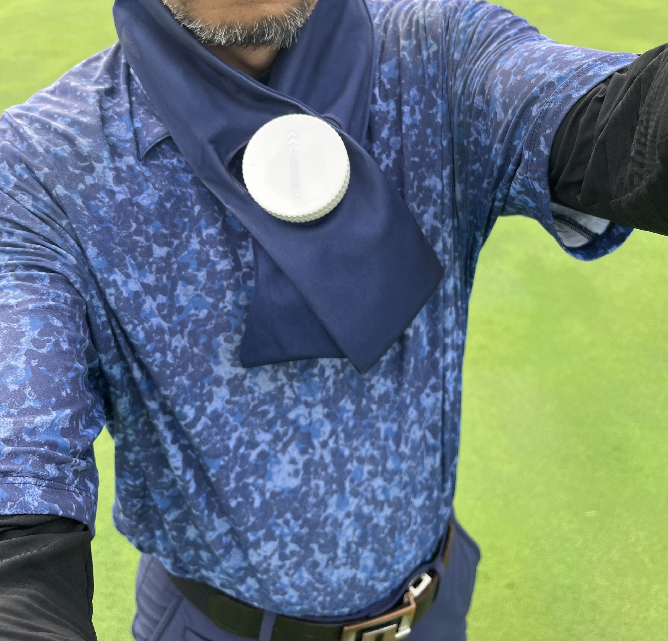 ザムスト アイスバッグ首用を首に巻いた状態。両手が空いている