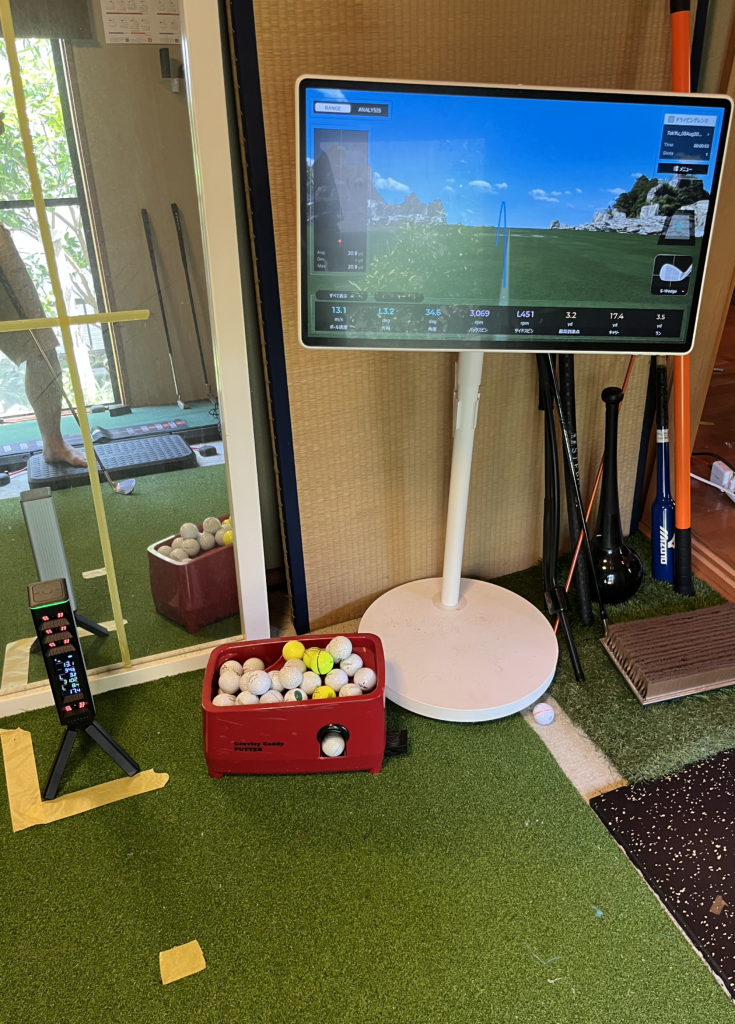 左にOmni本体、右奥に27インチの画面。同じショットの数値が両方に出ている