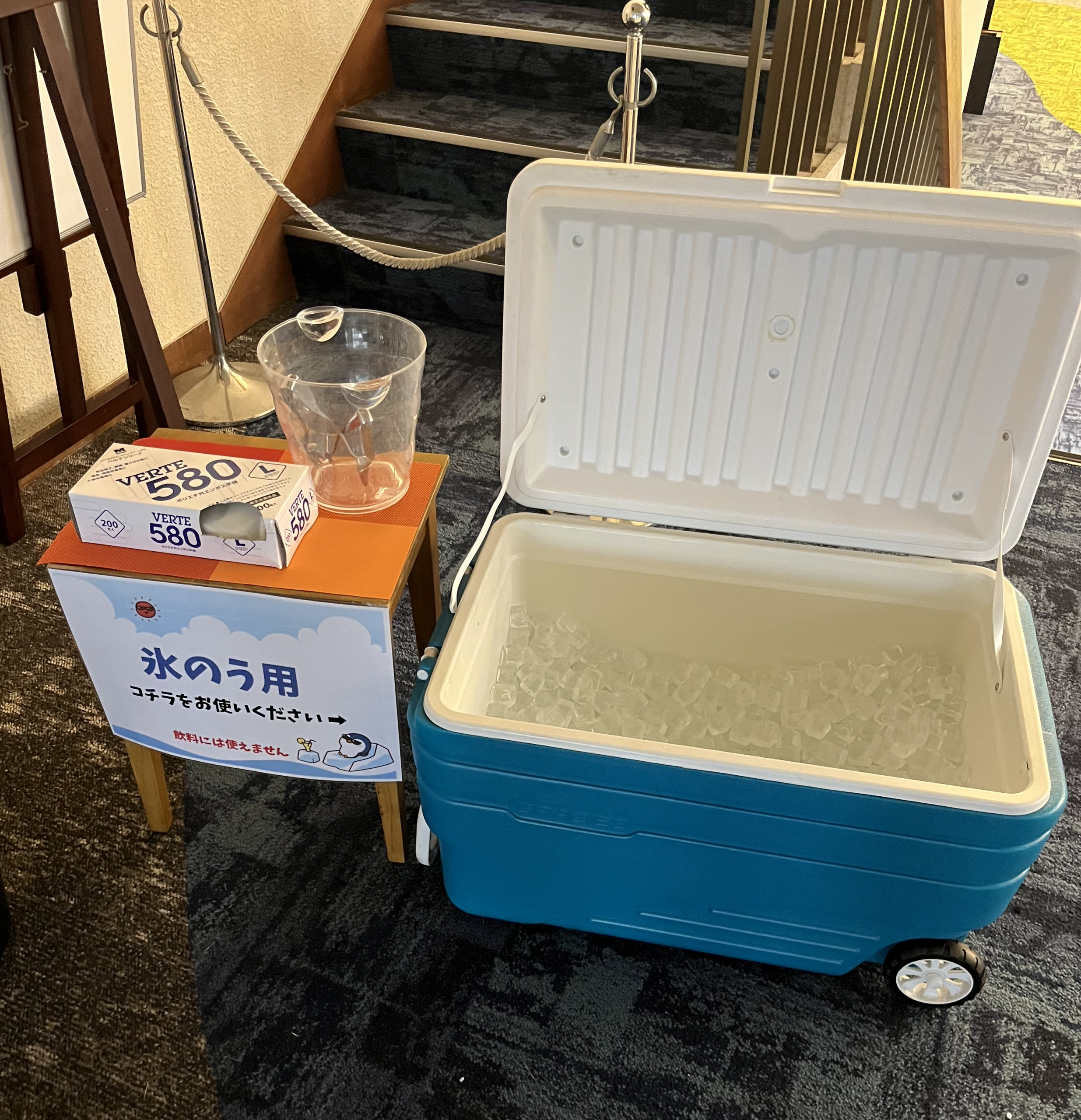 ゴルフ場のクラブハウスに用意された氷嚢用のクーラーボックスと掲示