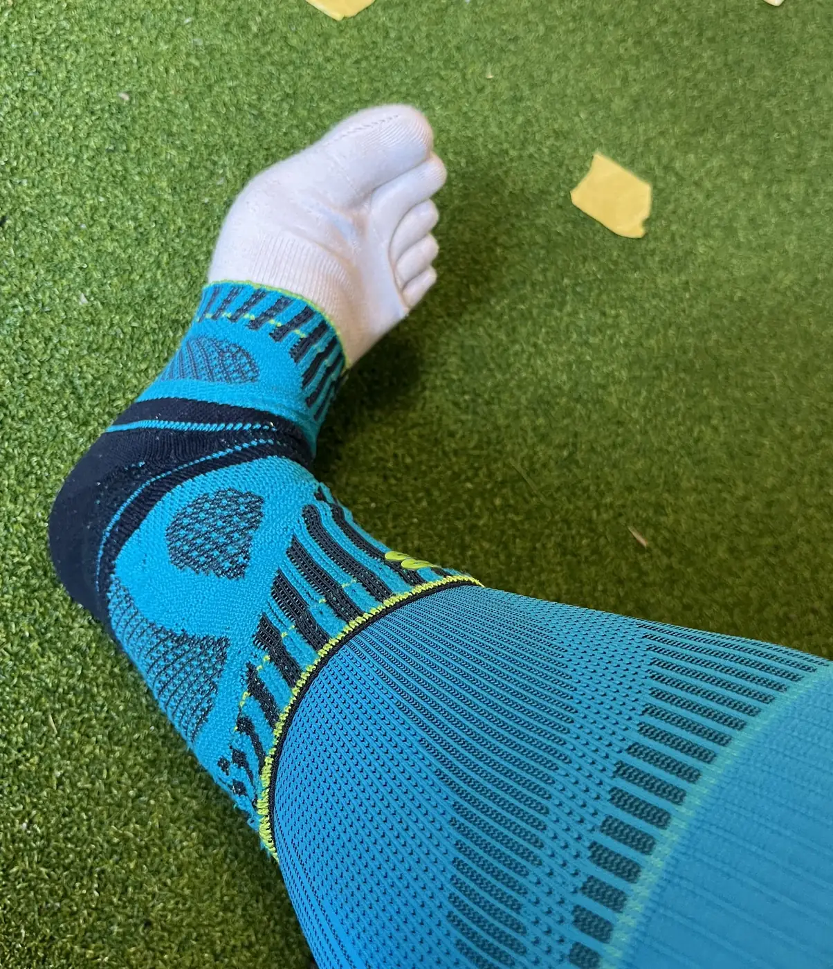 BAUERFEIND のスポーツライン サポーターを装着した右足
