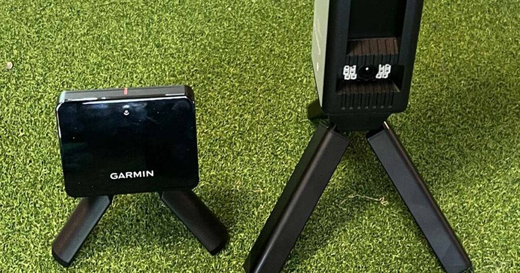 ガーミンR10とSquare Golf Omniを人工芝の上に並べて置いたところ