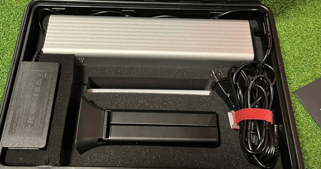 ハードケースにOmni本体とスタンド、電源アダプター、ケーブルを収めた状態