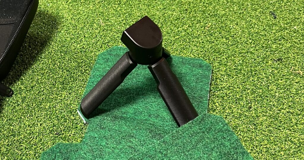 重ねたパターマットの上に立てたGarmin R10の三脚