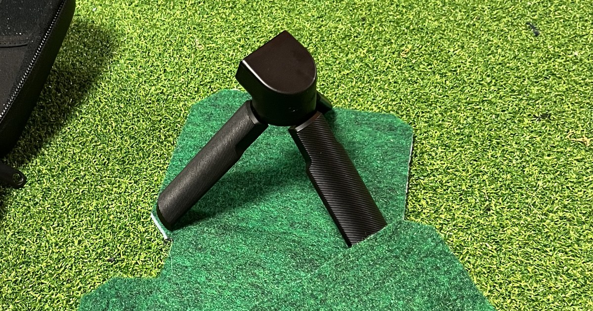 重ねたパターマットの上に立てたGarmin R10の三脚