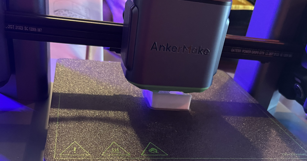 AnkerMake M5 の3Dプリンタが、造形中の部品の上でプリントヘッドを動かしているところ