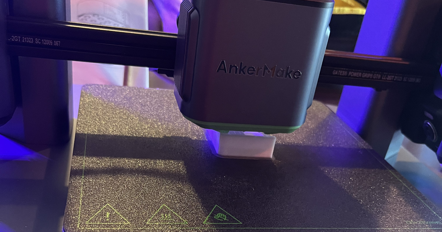 AnkerMake M5 の3Dプリンタが、造形中の部品の上でプリントヘッドを動かしているところ