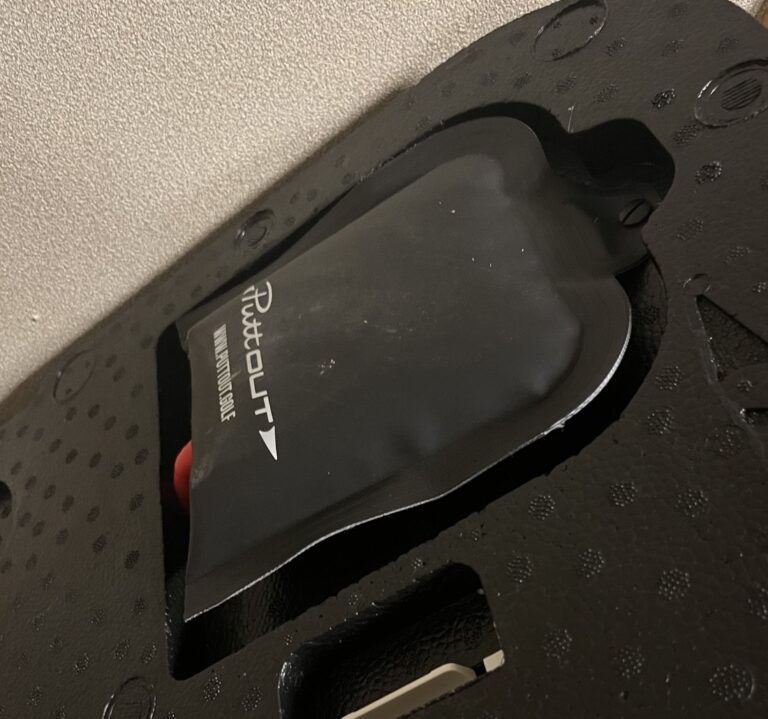 Air Breakの基盤裏に取り付けられた黒い空気袋。PuttOUTのロゴが入っている