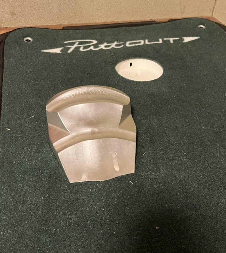 Air Breakのマット上に置かれたアルミ削り出しのSolid Gate。2段の階段状になっている。奥にAir Breakのカップが見える