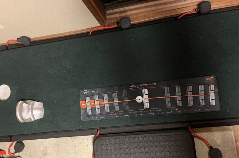 Air Breakのマットの上に置かれたWellstroke Arc 12。右上に12°の表示があり、中央にボールが置かれている