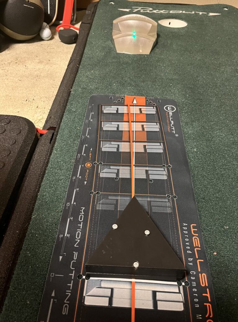 Wellstrokeの上に置かれた黒い三角形の自作装置から緑色のレーザーが伸び、奥のSolid Gateの窪みに緑の光点が当たっている