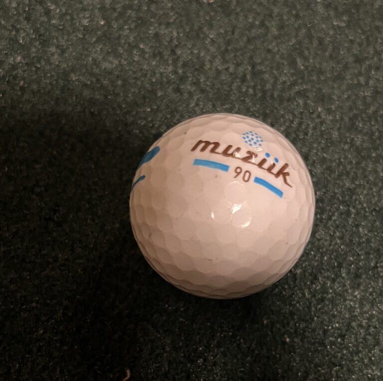 muziik e-PUTT BALL 90。通常のゴルフボールと同じ大きさで、青いラインが引かれている