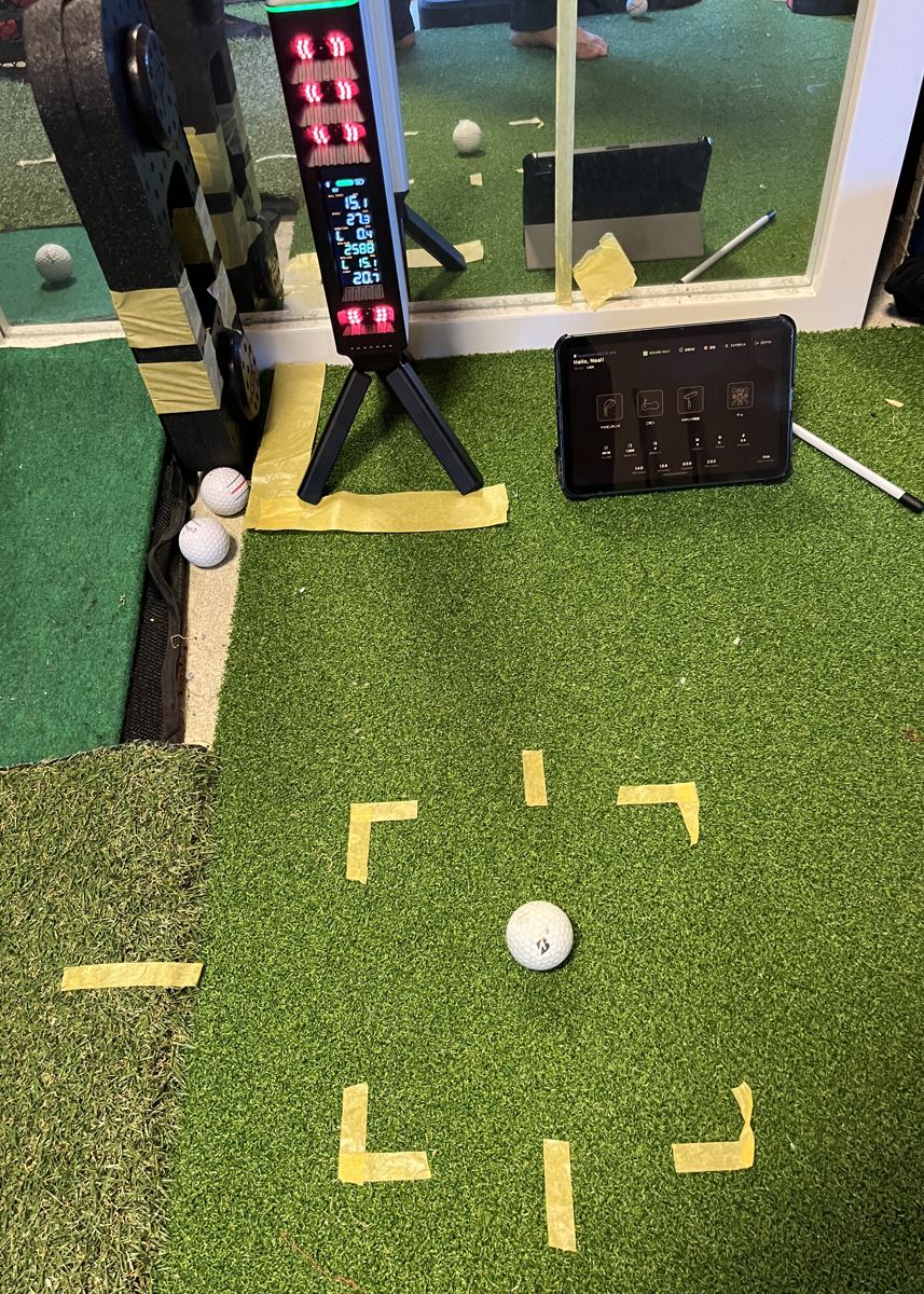 計測範囲の中央に置いたボールと、横に設置したSquare Golf Omni