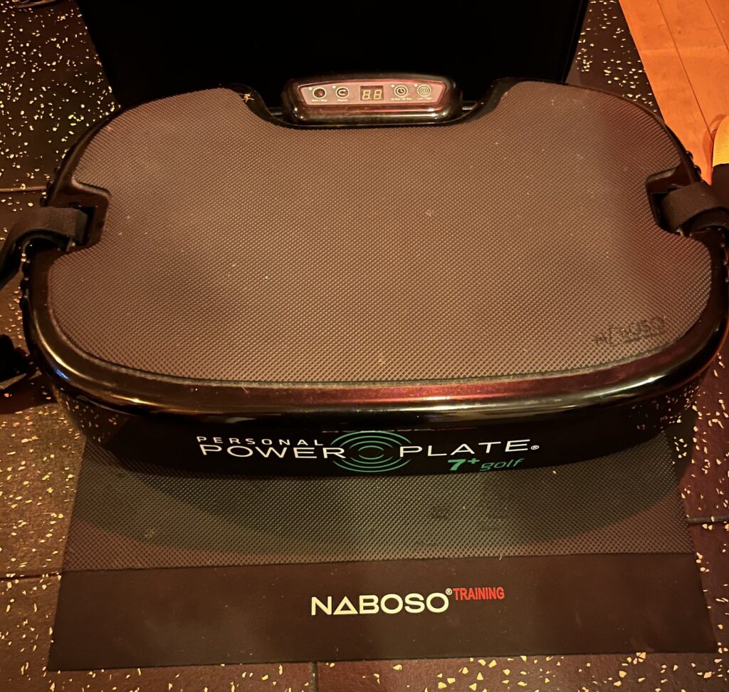 Power Plate Personal 7+ golf の天板に NABOSO のマットを敷いた状態