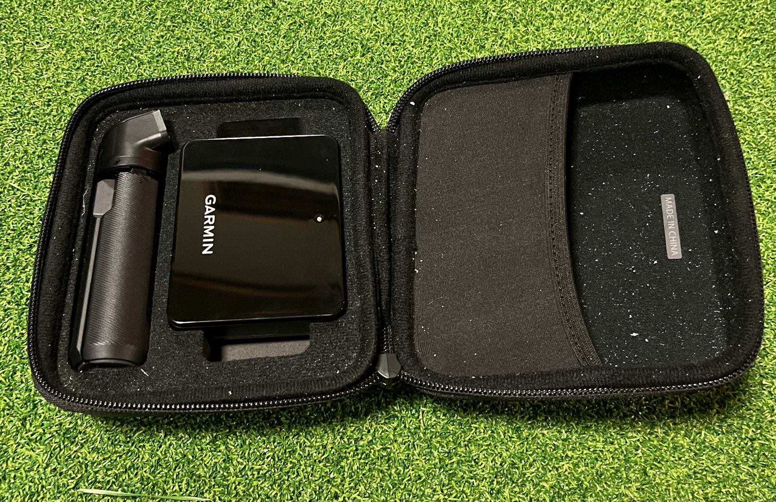 Garmin R10の標準キャリーケース。右側がメッシュのポケットになっている