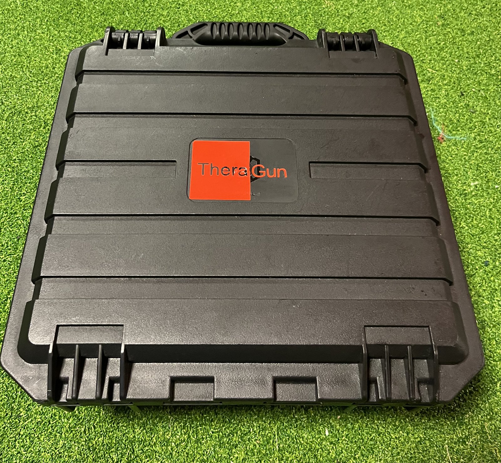 同じ図案の考え方で作ったシールを貼ったTheragunのハードケース