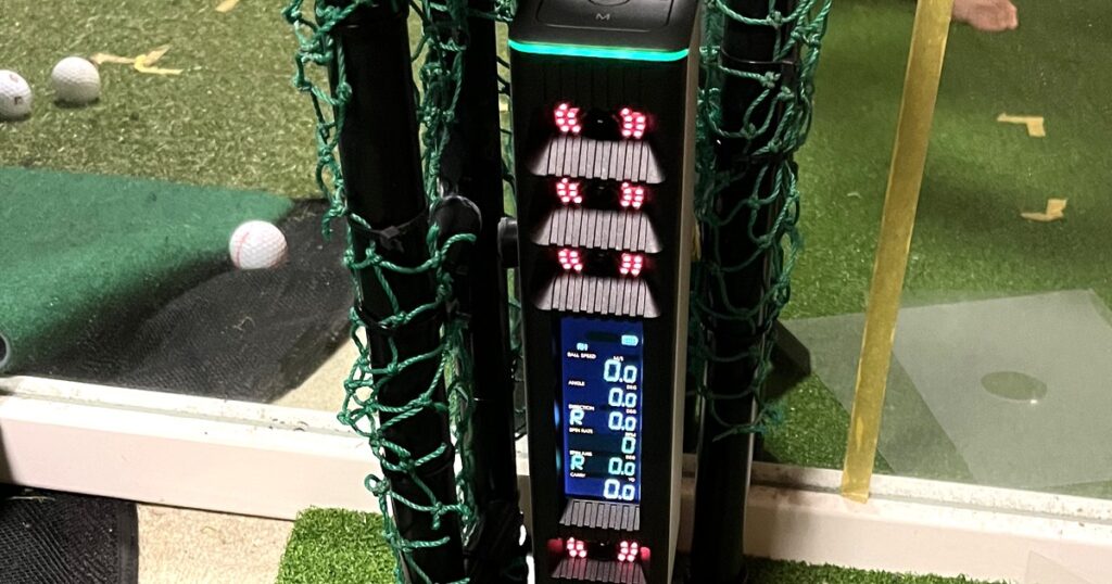 ネットを巻いた枠の中に立つ Square Golf Omni
