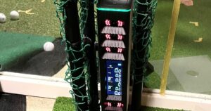 ネットを巻いた枠の中に立つ Square Golf Omni