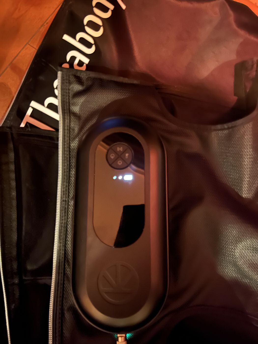 JetBoots Prime の本体下部に USB-C ケーブルを挿して充電している状態。インジケーターが点灯している。