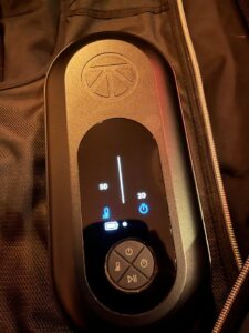 JetBoots Prime の操作パネル。画面に圧力50、時間20と表示され、ボタンは電源・圧力・時間・再生停止の4つ。