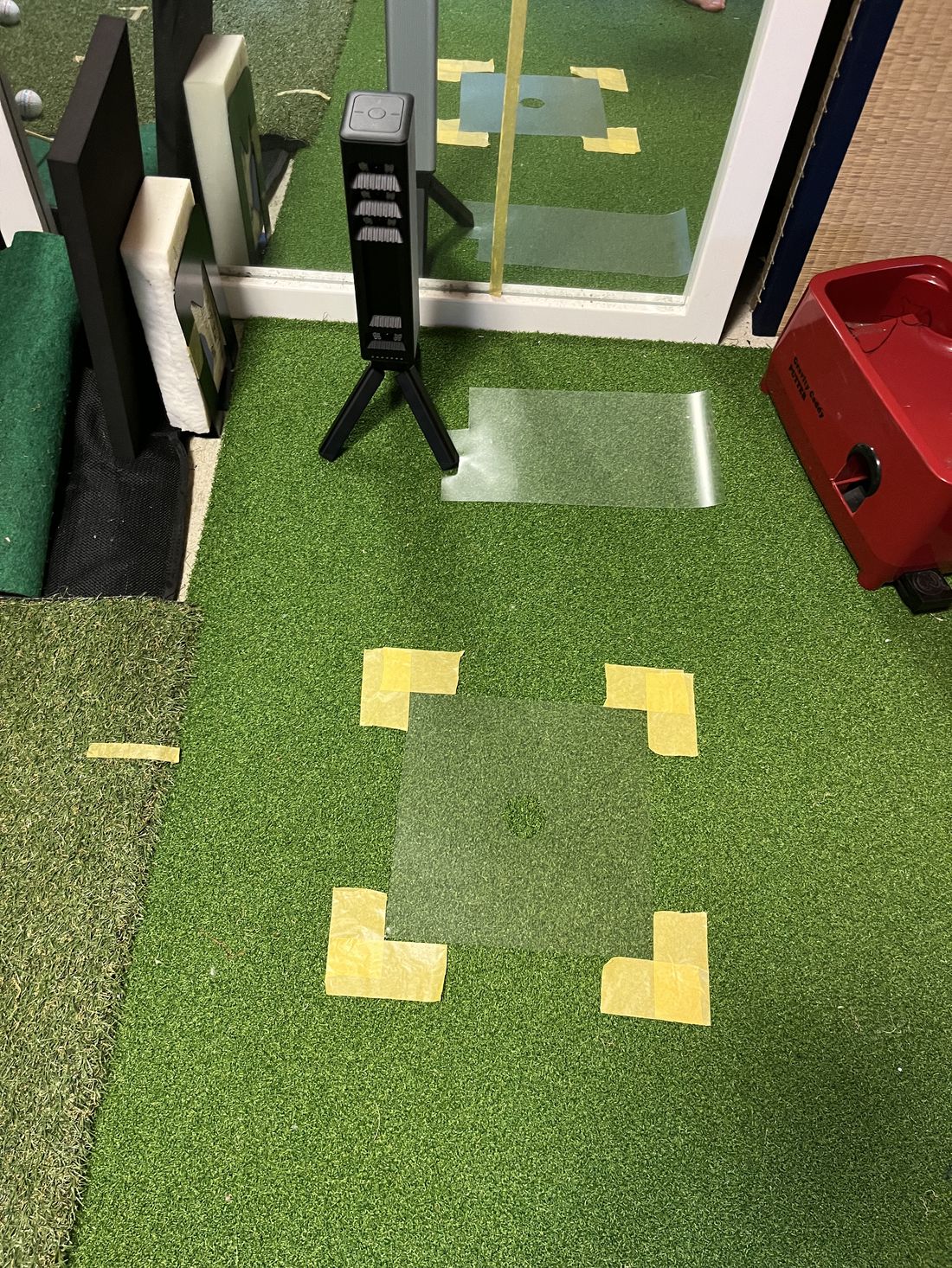 Square Golf Omni と、その左に置いた鏡と発泡スチロールの壁、手前に25センチ四方の板