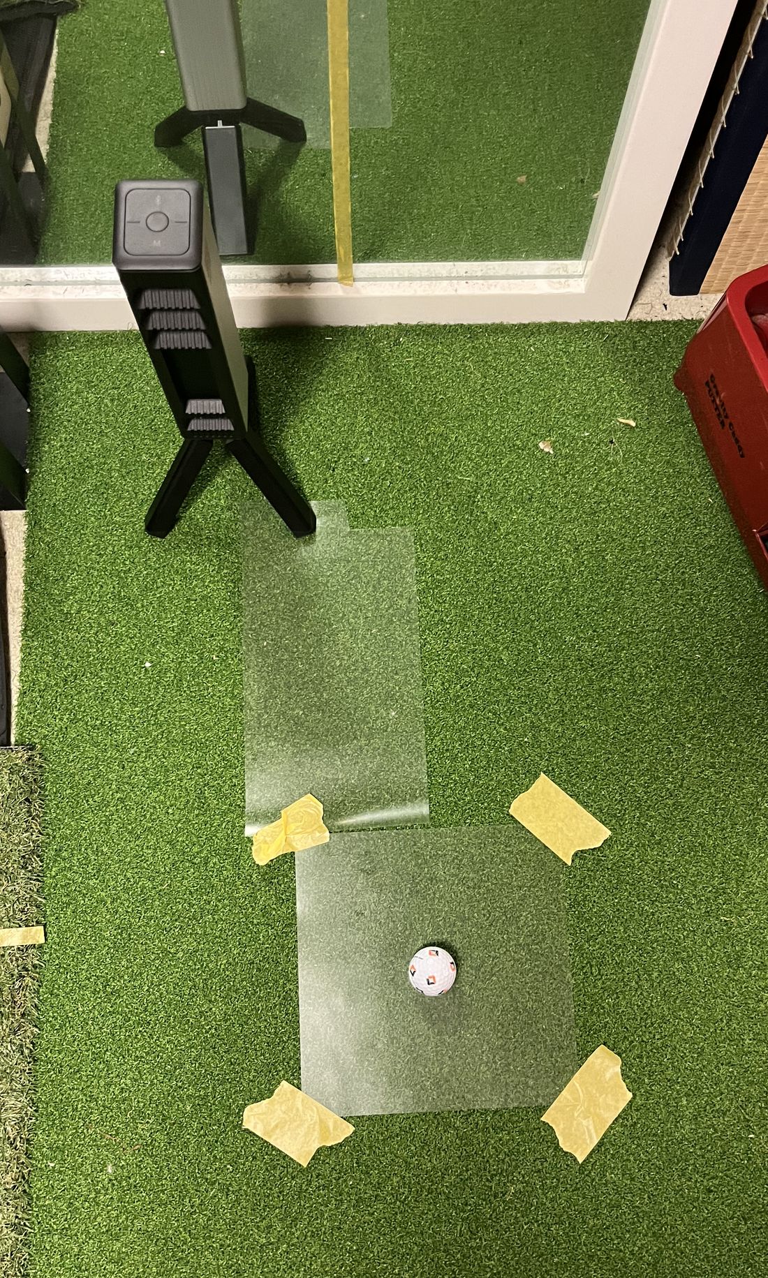 三脚に載せた Square Golf Omni と、床にテープで固定した25センチ四方のPP板
