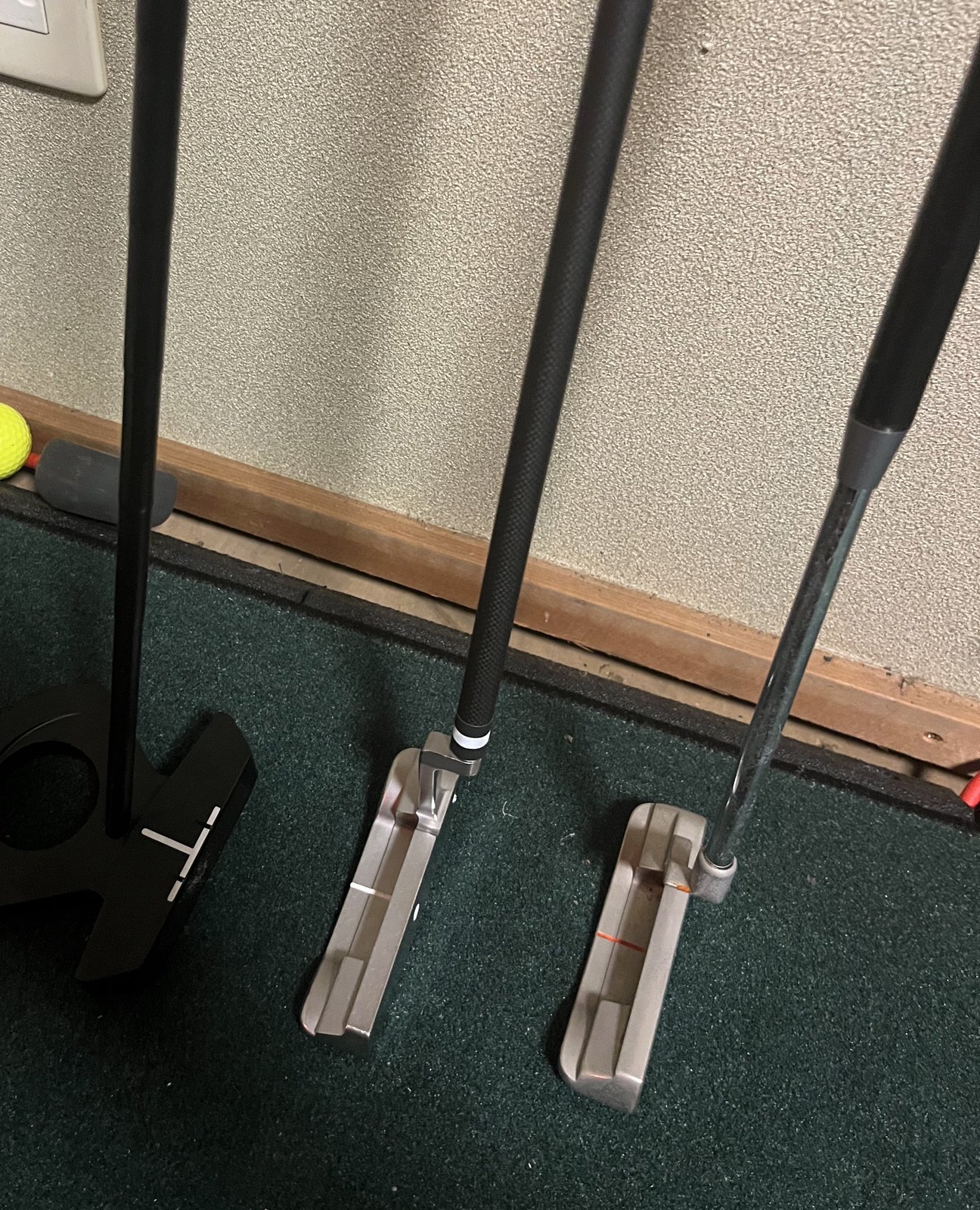 3本のパターを立てて並べた写真。左は黒いマレットのL.A.B. DF3、中央はRoddio B-Tuning、右はシャフトがヒール側で曲がるスワンネックのFuso Dream SP-005